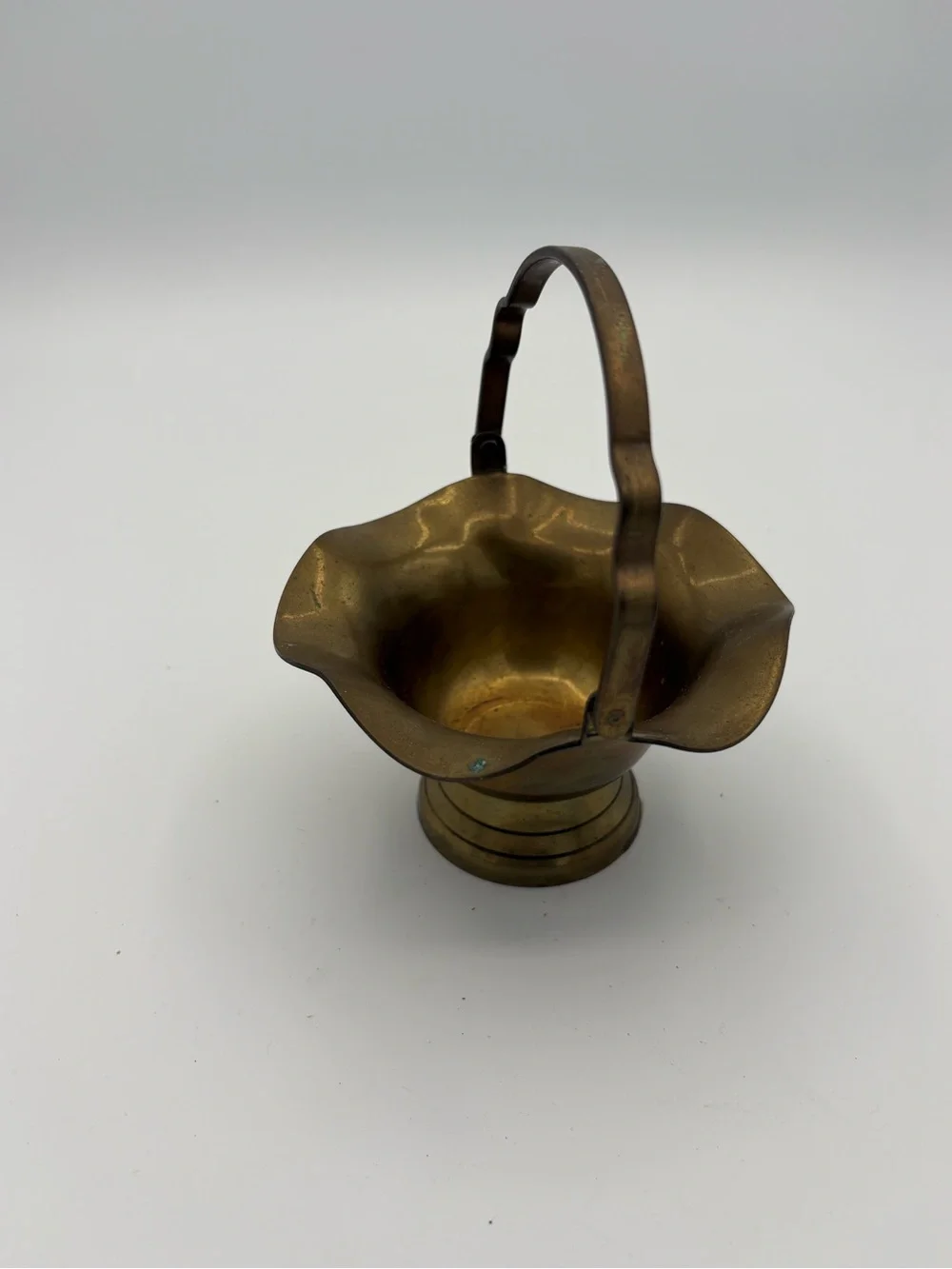 Vtg Interpur Solid Brass Ruffle Scalloped Edge Basket Bowl w/ Swivel Handle 5.5”